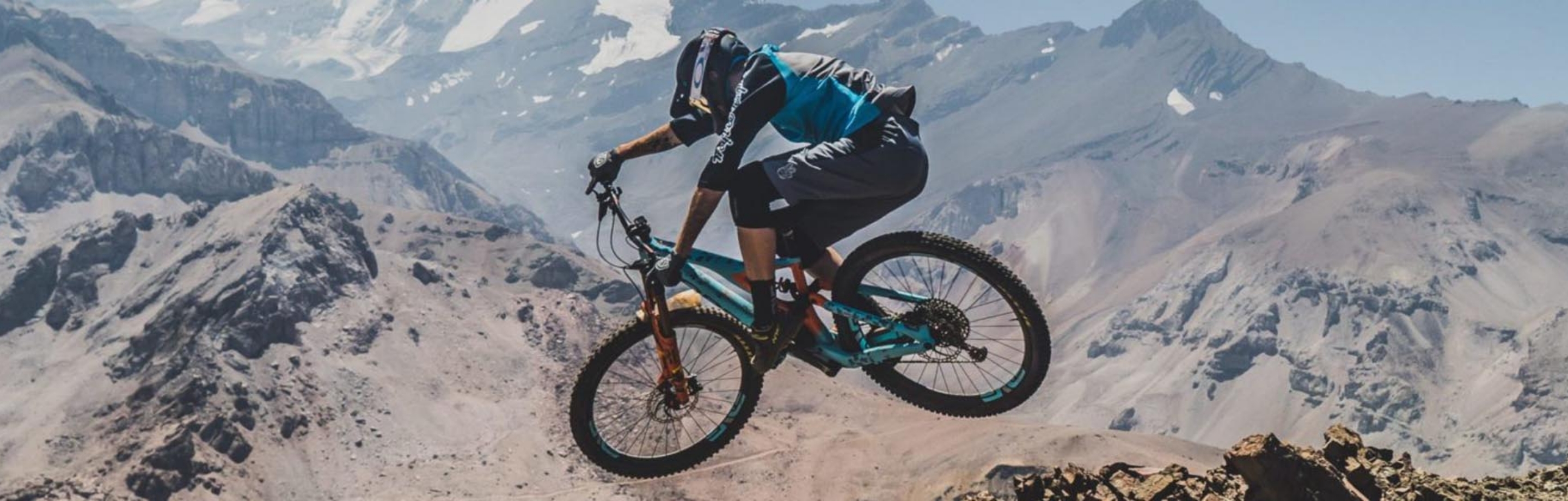 Action-Szene mit einem Mountainbiker in den Bergen, ausgestattet mit Spécialités T.A. Kettenblättern.