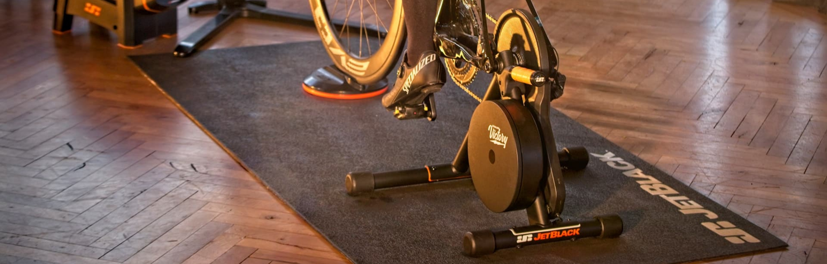 Ein Radfahrer trainiert auf einem JetBlack Heimtrainer.