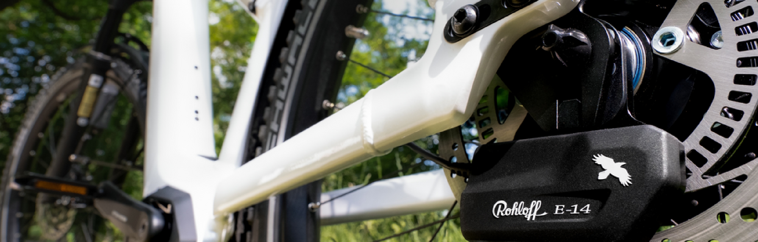 Nahaufnahme der Rohloff E-14 Schaltung an einem weißen E-Bike für präzises elektrisches Schalten.