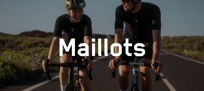 Deux personnes sur des vélos de course roulent sur l'asphalte.