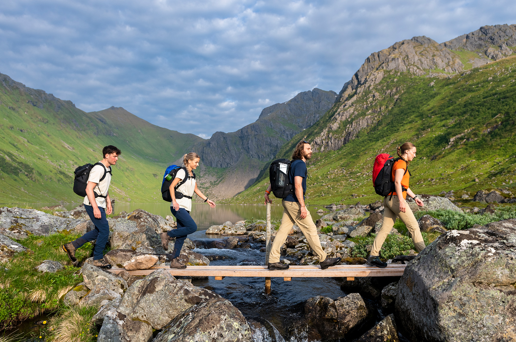 Gruppe beim Wandern durchs Gebirge in Bergans Wanderhosen