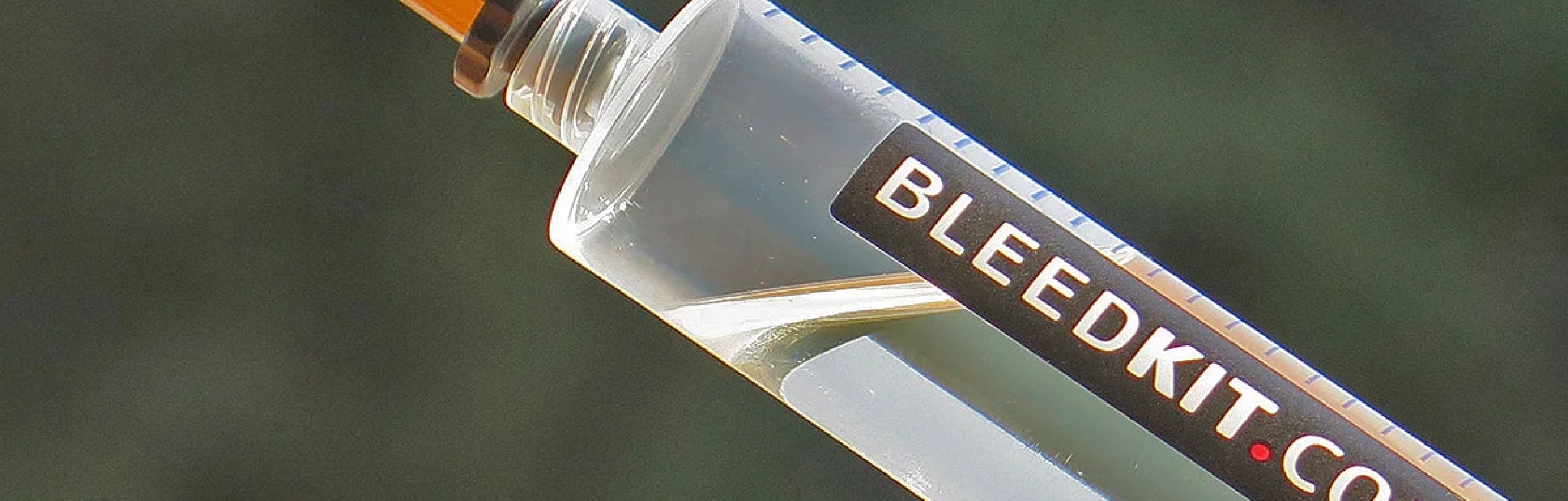Close-up van een BLEEDKIT.COM ontluchtingsspuit met remvloeistof.