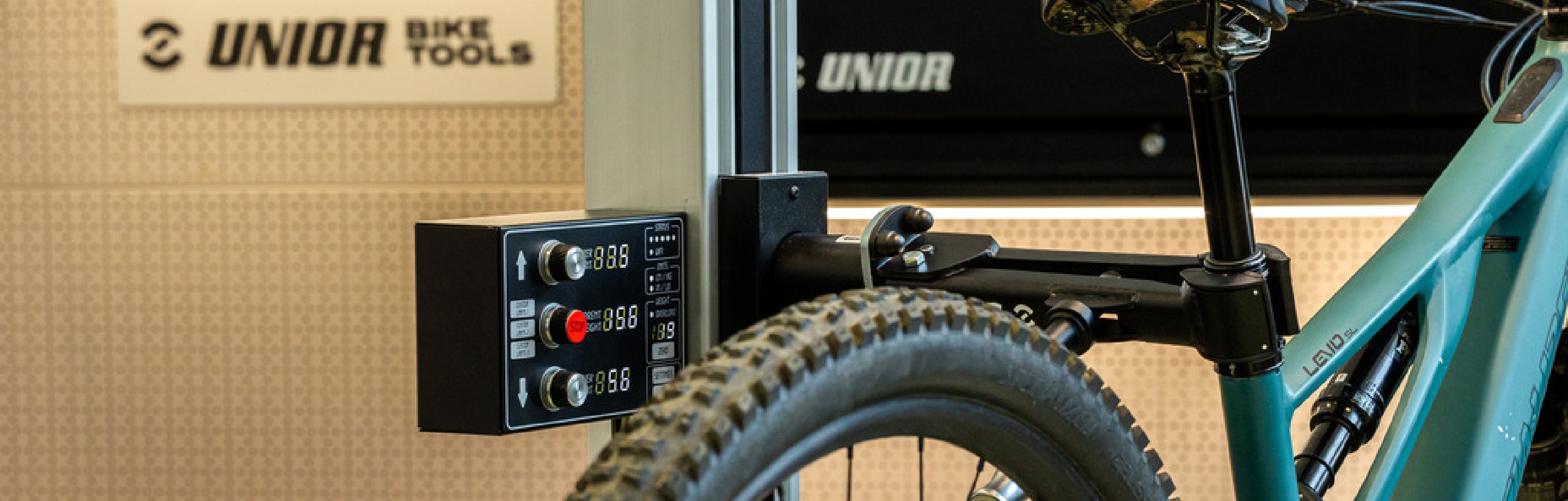 Unior Bike Tools Montageständer fixiert ein Mountainbike für Montagearbeiten