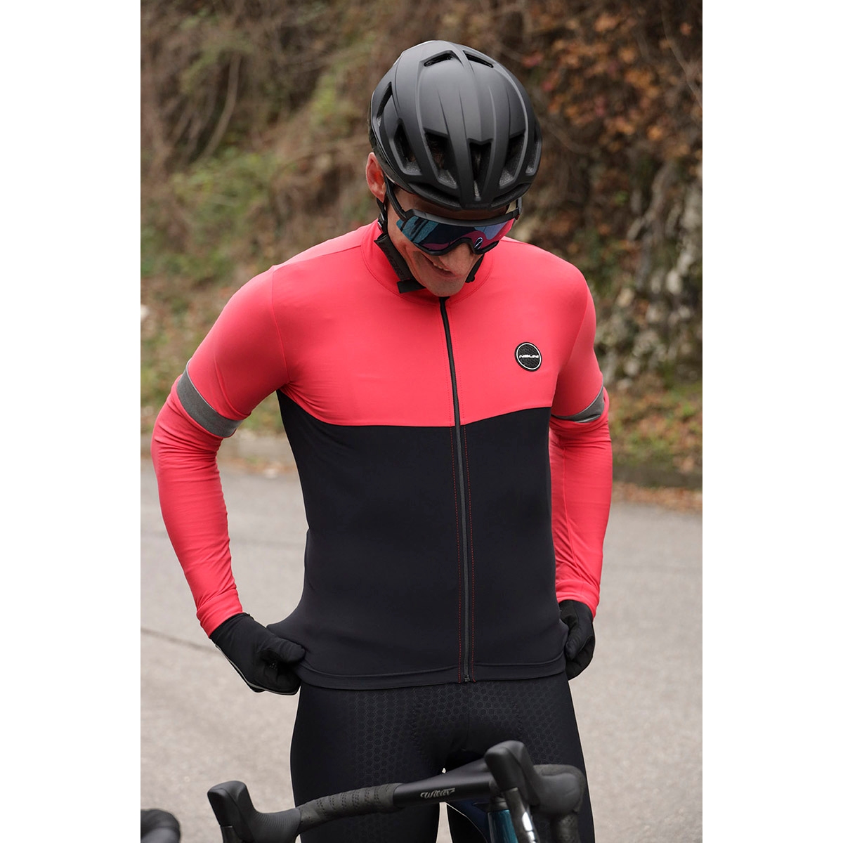 https://images.bike24.com/i/mb/b4/28/ed/nalini-warm-wrap-jersey-red-black-4100--5-1558497.jpg