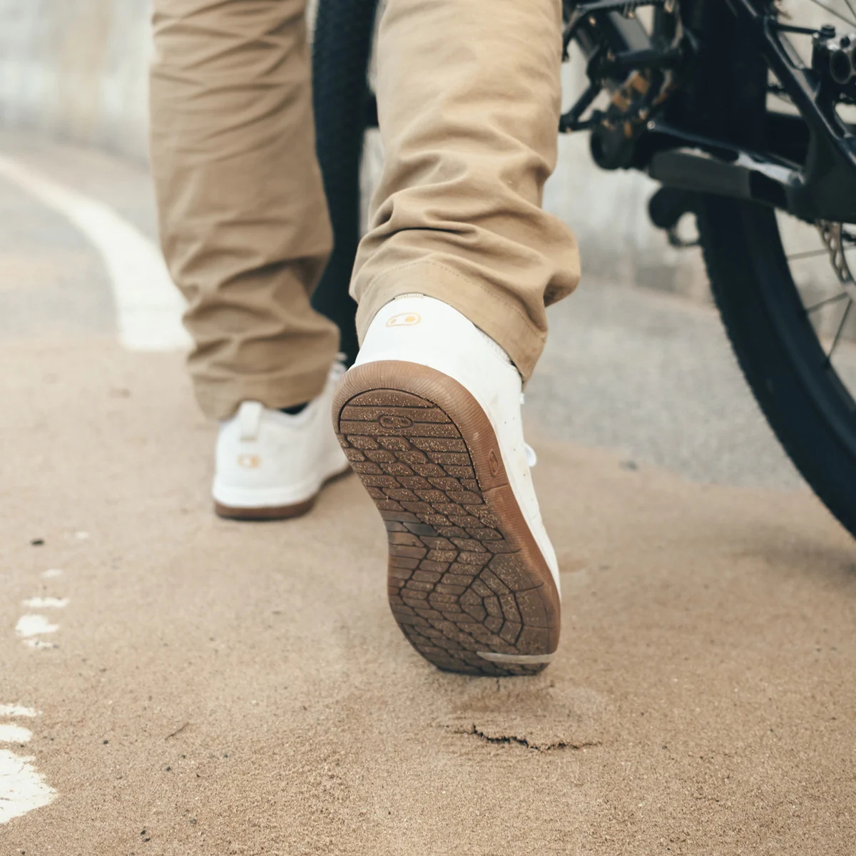 Crankbrothers STAMP STREET シューズ Crankbrothers Stamp Street Fabio Flat Pedal Shoes - white/gold/gum