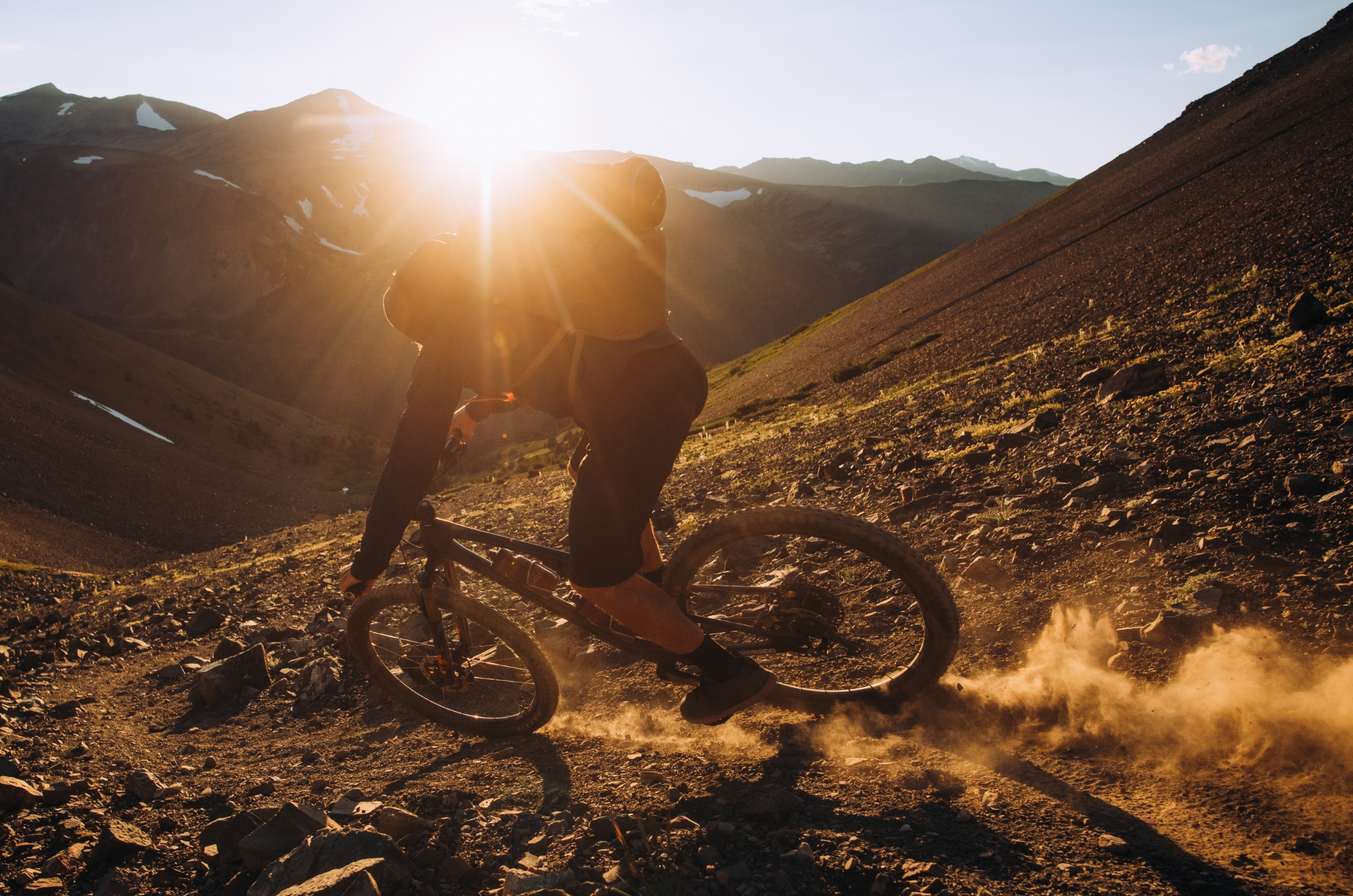 Ciclista en una bicicleta MTB Rocky Mountain