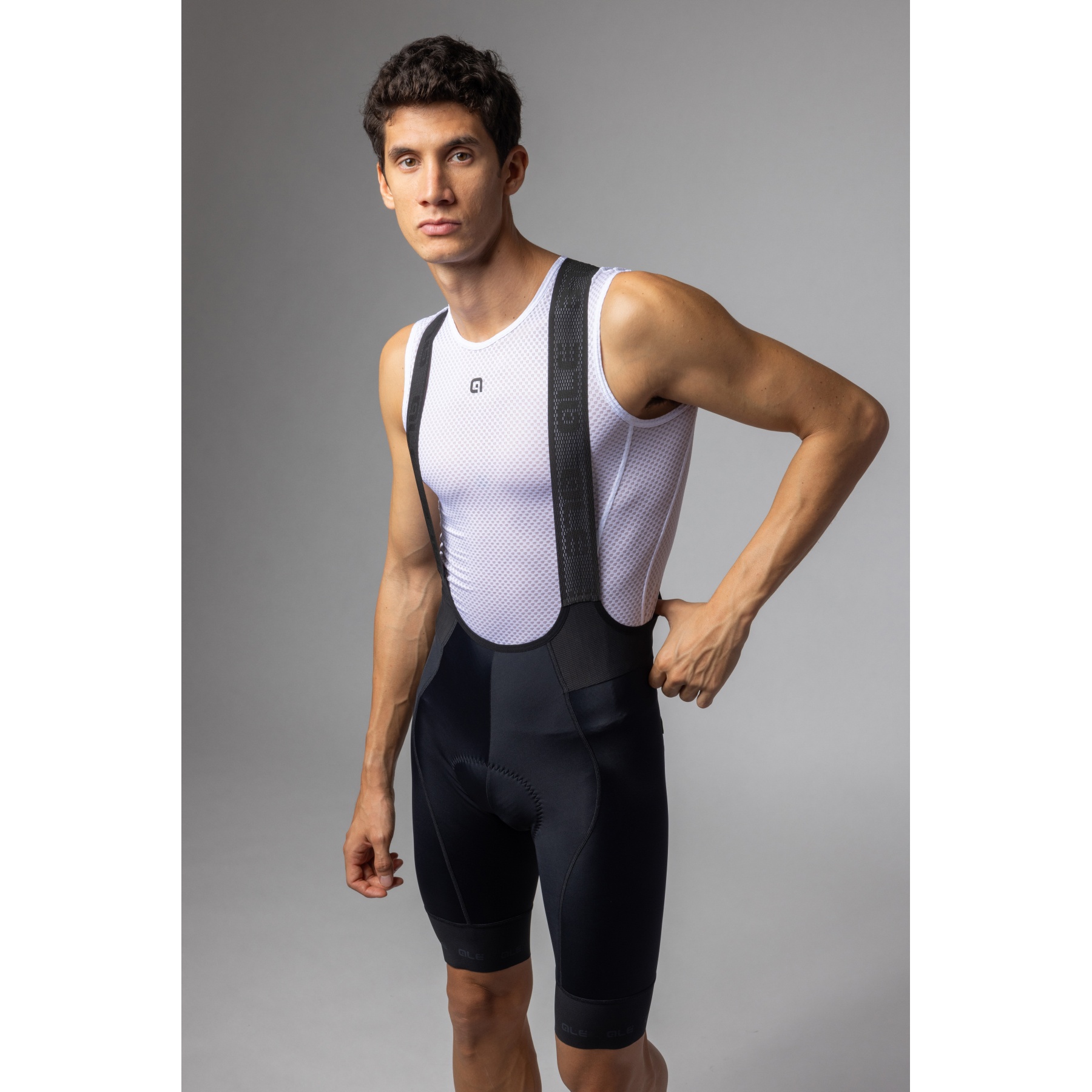 ale アレー STRADA BIBSHORTS ビブショーツ ブラックチャコールグレー XSサイズ 22S5528212376 ale アレー STRADA BIBSHORTS ビブショーツ ブラック