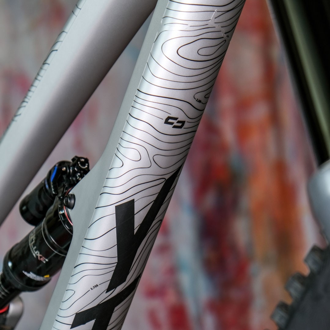 AlphaShield K099 Film De Protection Autocollant Pour Cadre De Vélo, VTT, BMX, Noir Carbone