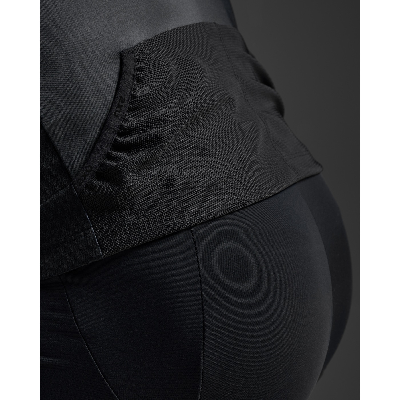 2XU Aero Hex Tri Sleeved Top Men - black/white | BIKE24