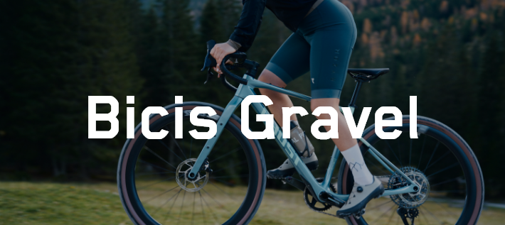 Persona sobre una bicicleta Ghost gravel azul celeste en el campo
