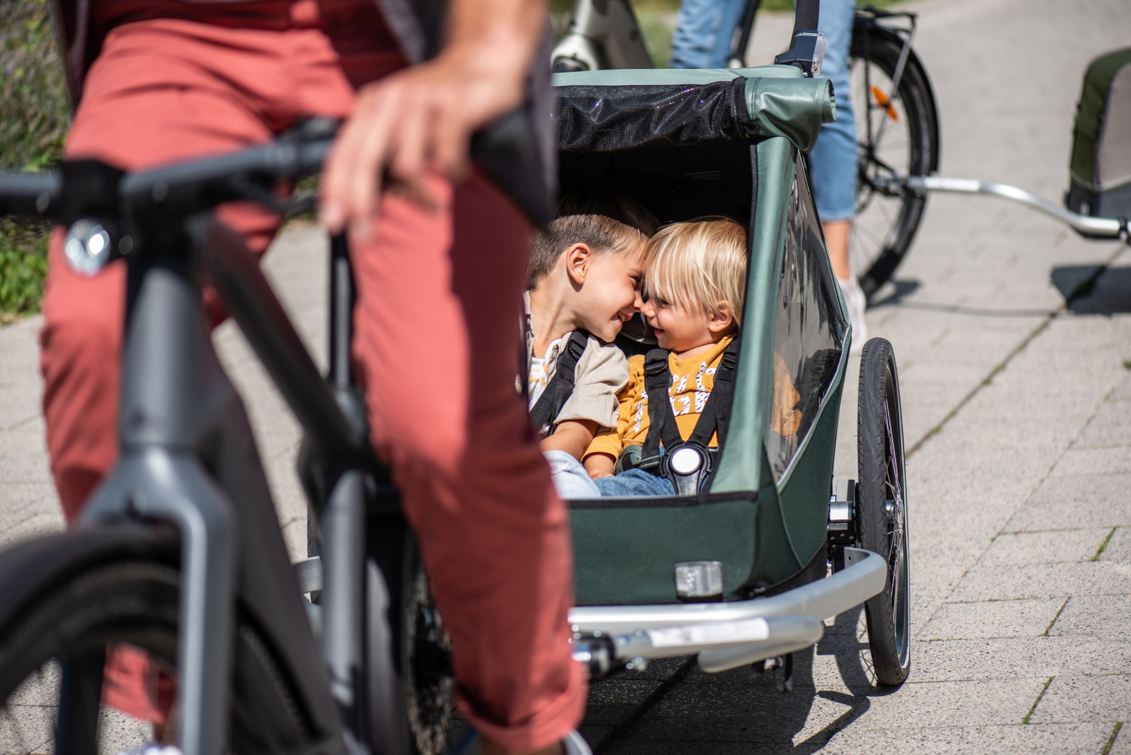 Fahrradanhänger von Croozer mit zwei Kindern in der Stadt