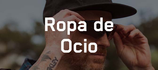 Hombre con ropa de ocio Oakley