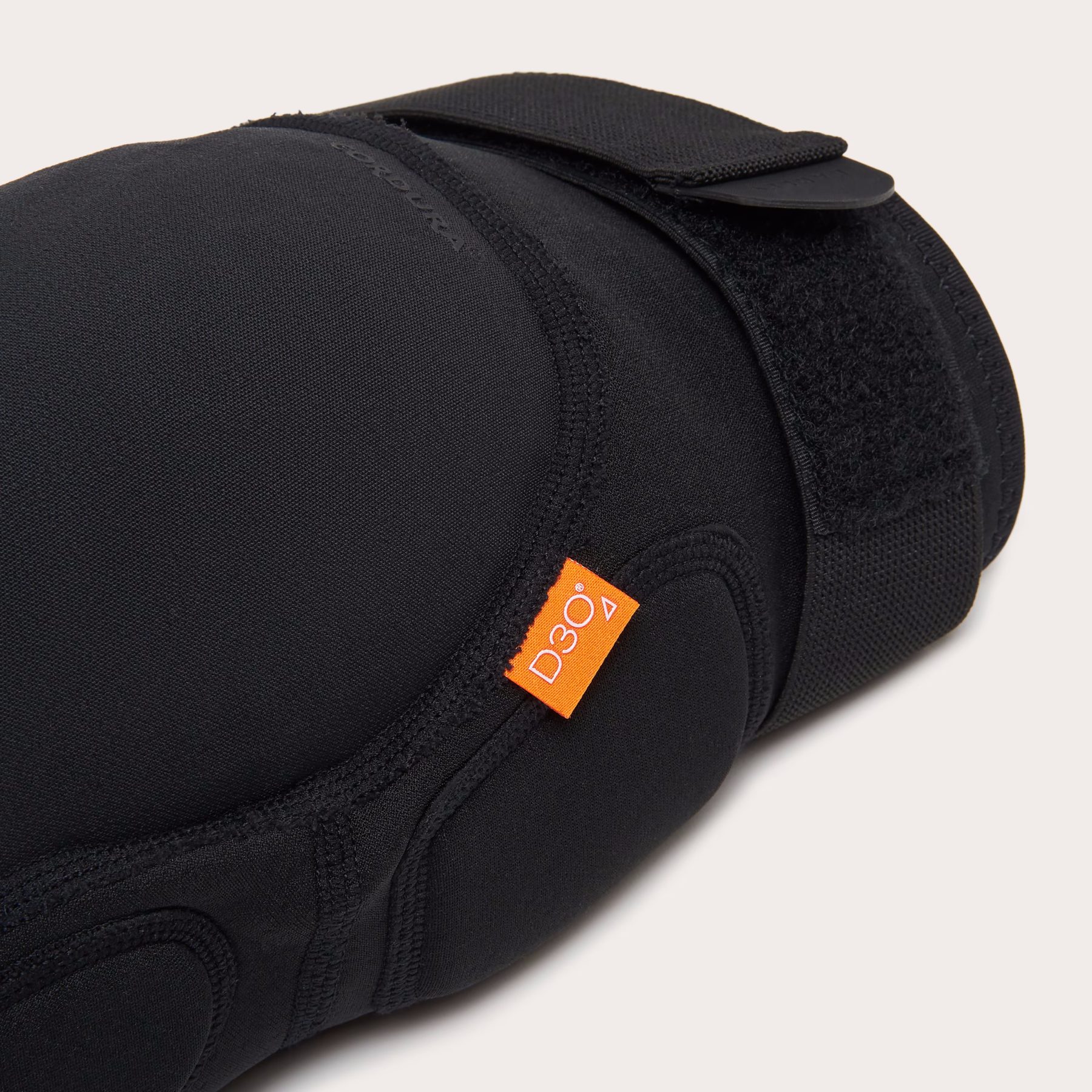 Oakley Drop In D3O Knee Guards - Blackout | BIKE24