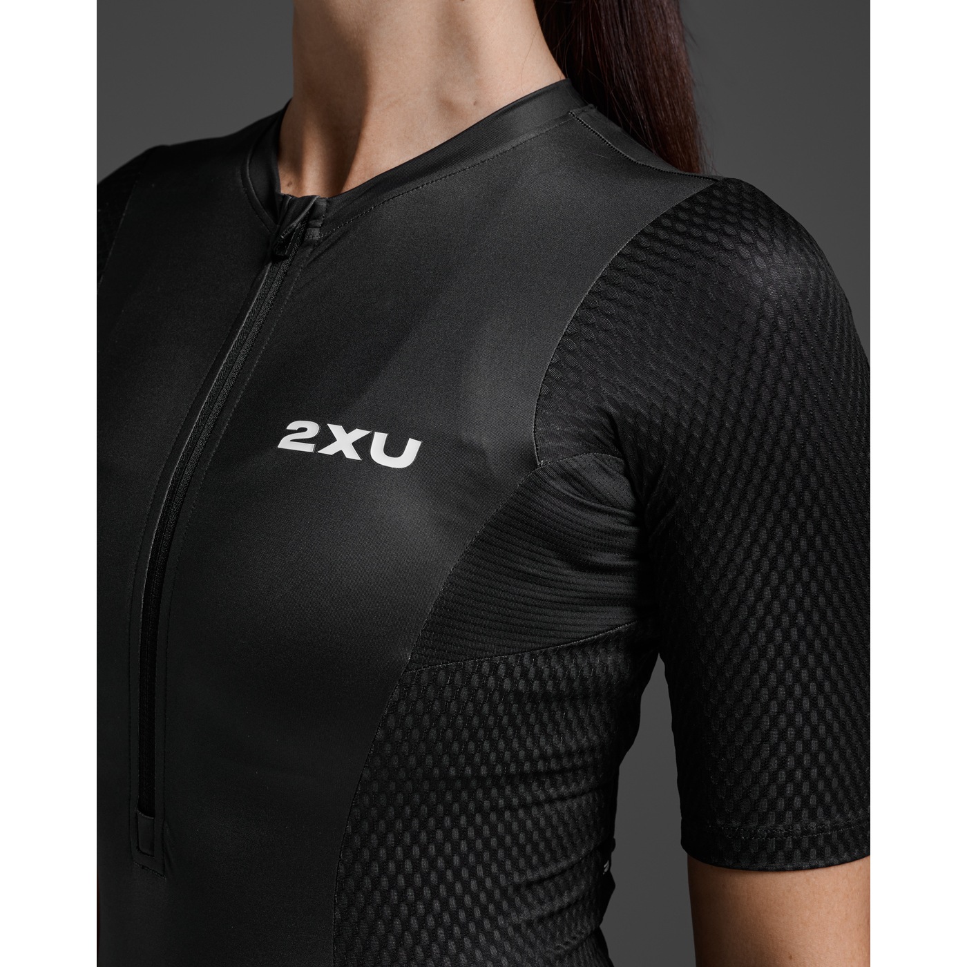 2XU Aero Hex Sleeved Trisuit Women - black/white | BIKE24