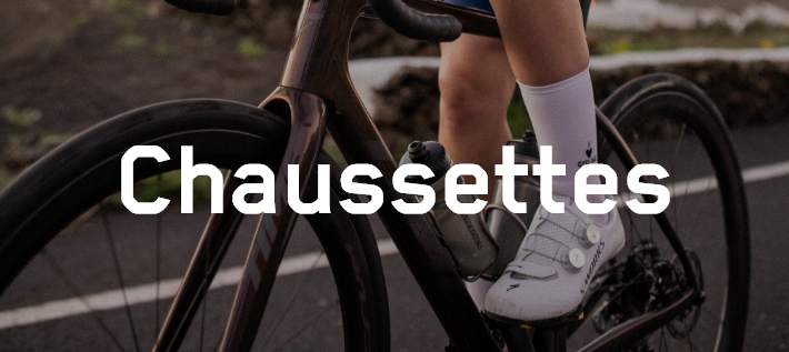Une personne porte des chaussettes courtes lorsqu'elle fait du vélo de course.