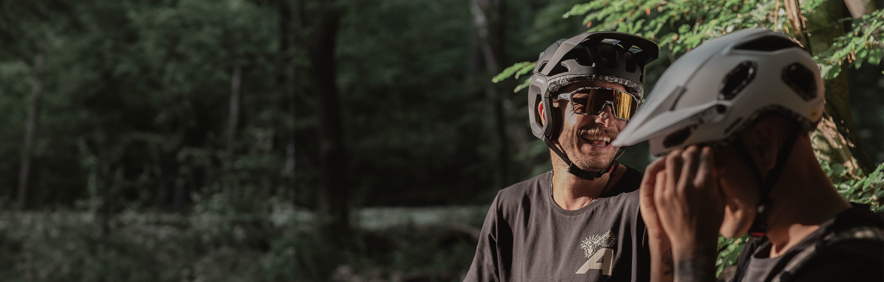 Ciclistas con gafas y casco de ciclismo Alpina