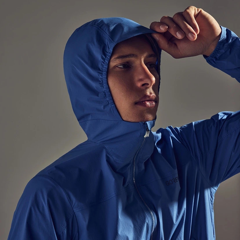 GOREWEAR Fernflow Hooded Windbreaker Men - black 9900 | BIKE24