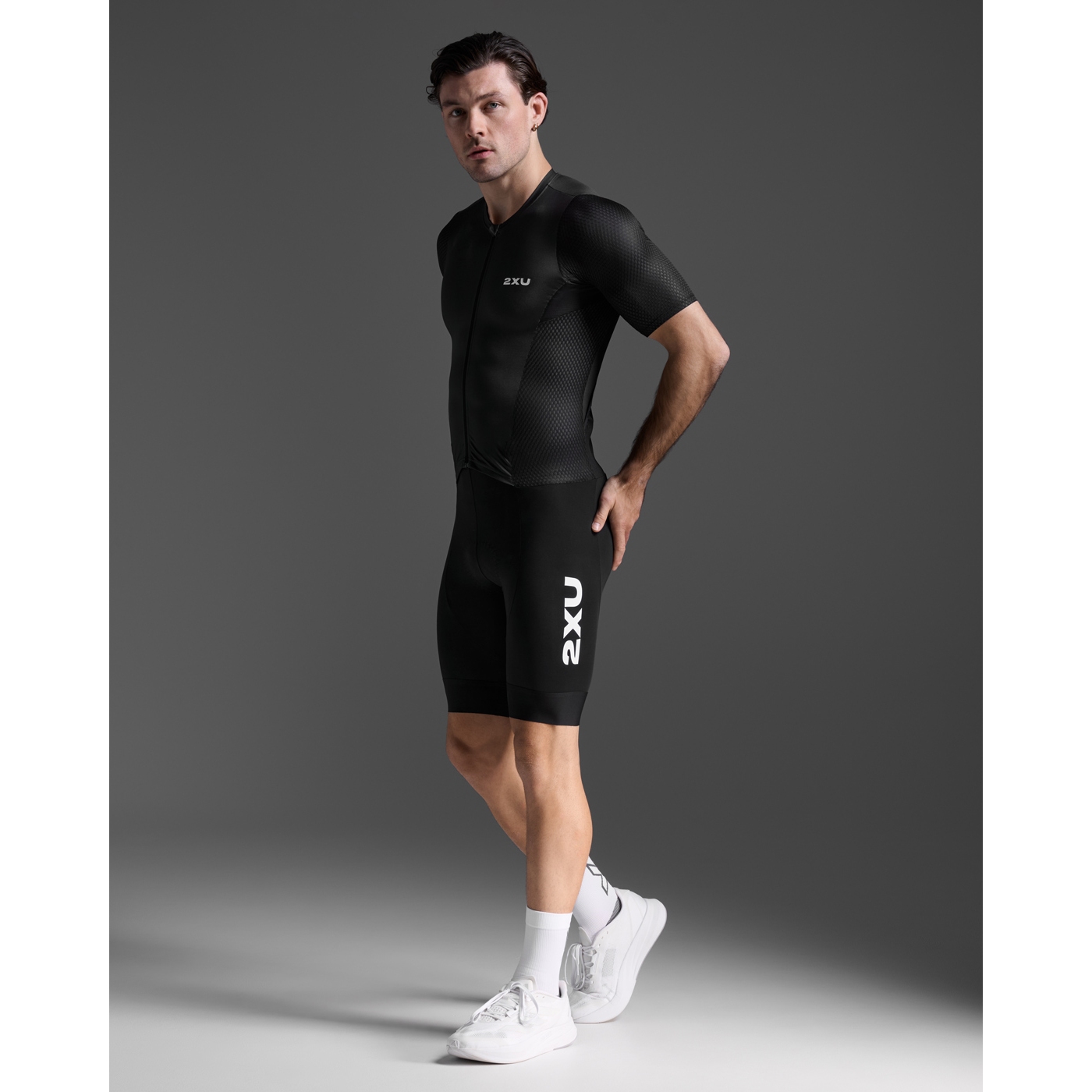 2XU AERO SLEEVED TRISUIT ブラック/ホワイト M Aero Sleeved Trisuit – 2XU US