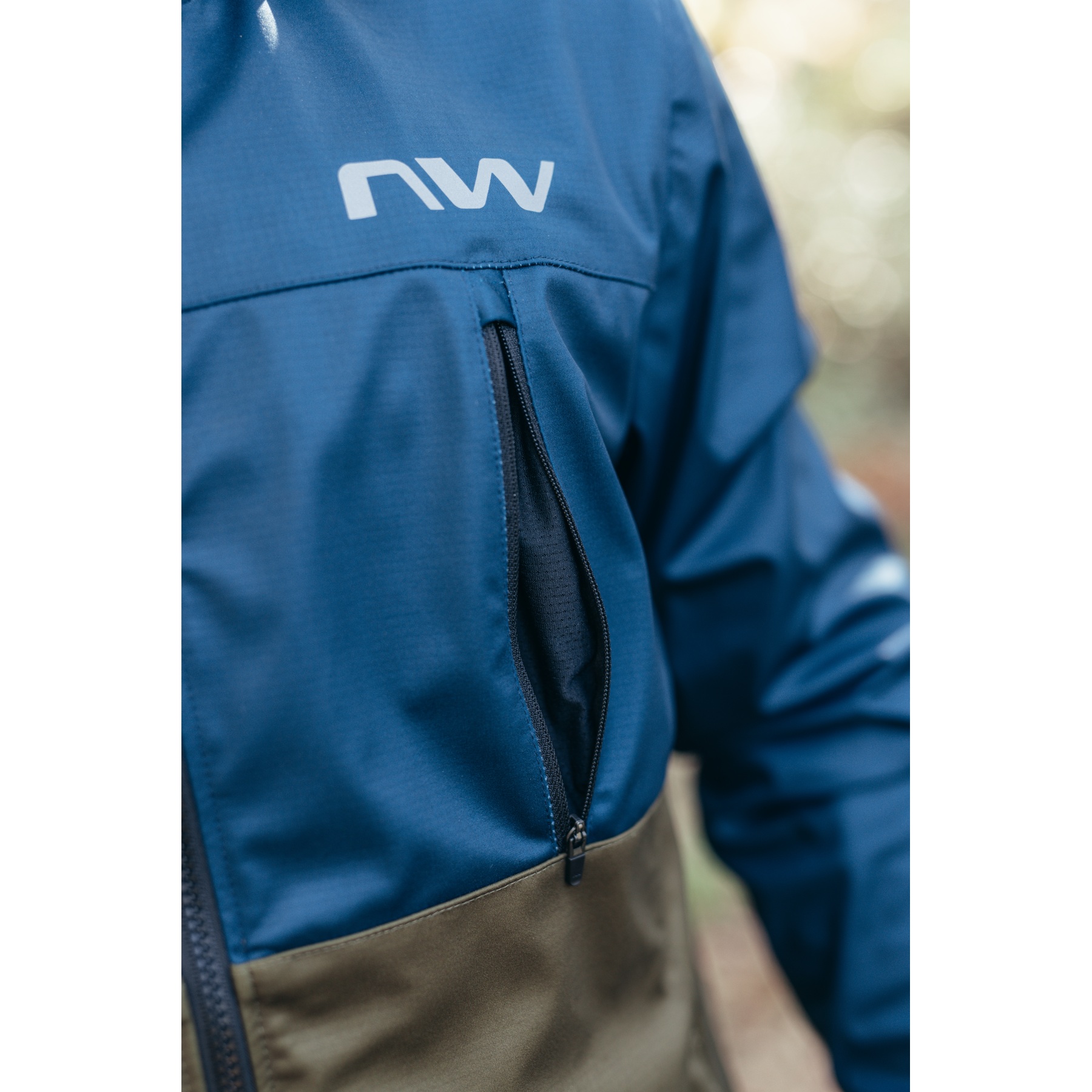 Northwave Easy Out Softshell Jacket Men - black 10 | BIKE24