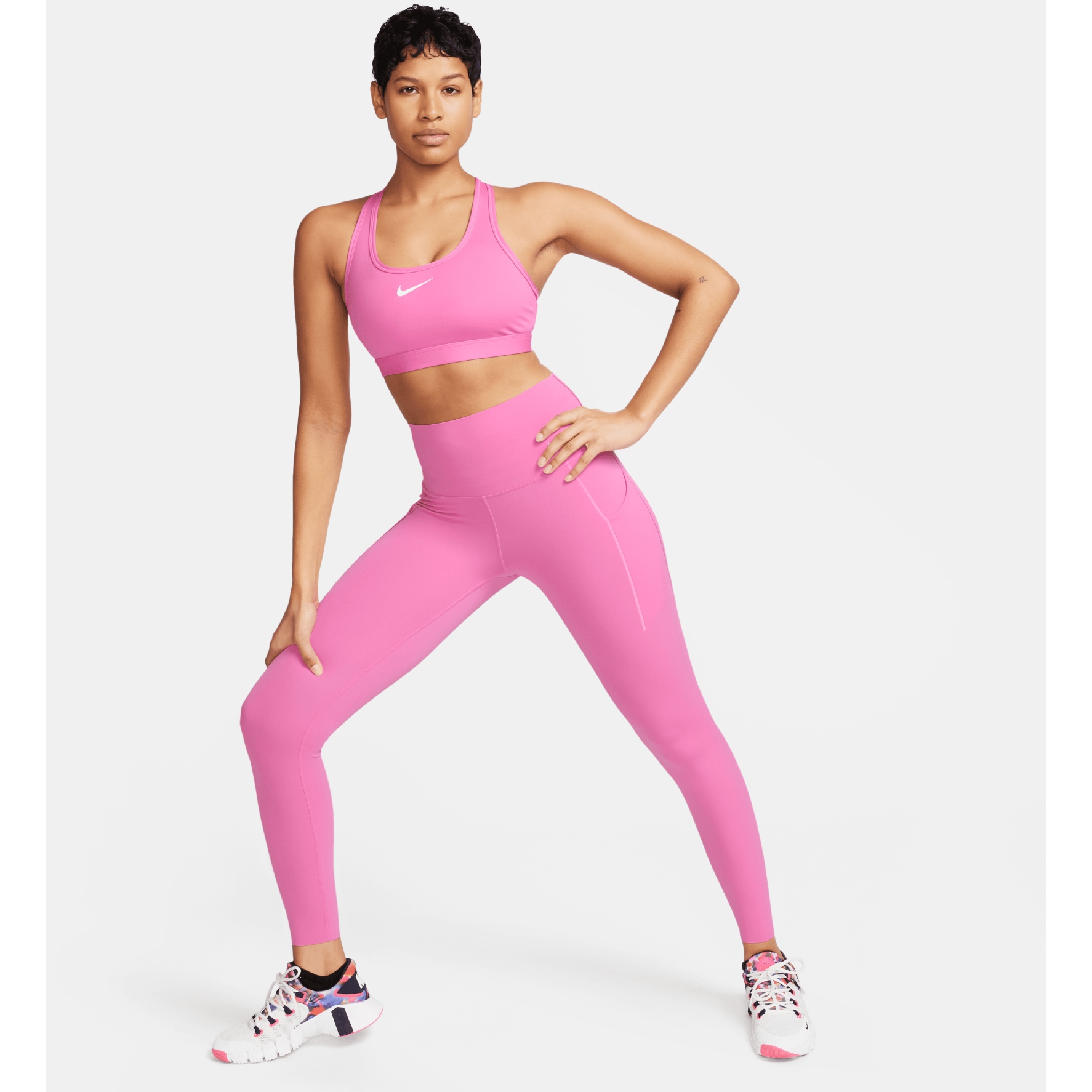 Nike Swoosh Medium Support Sports Bra Women playful pink/white