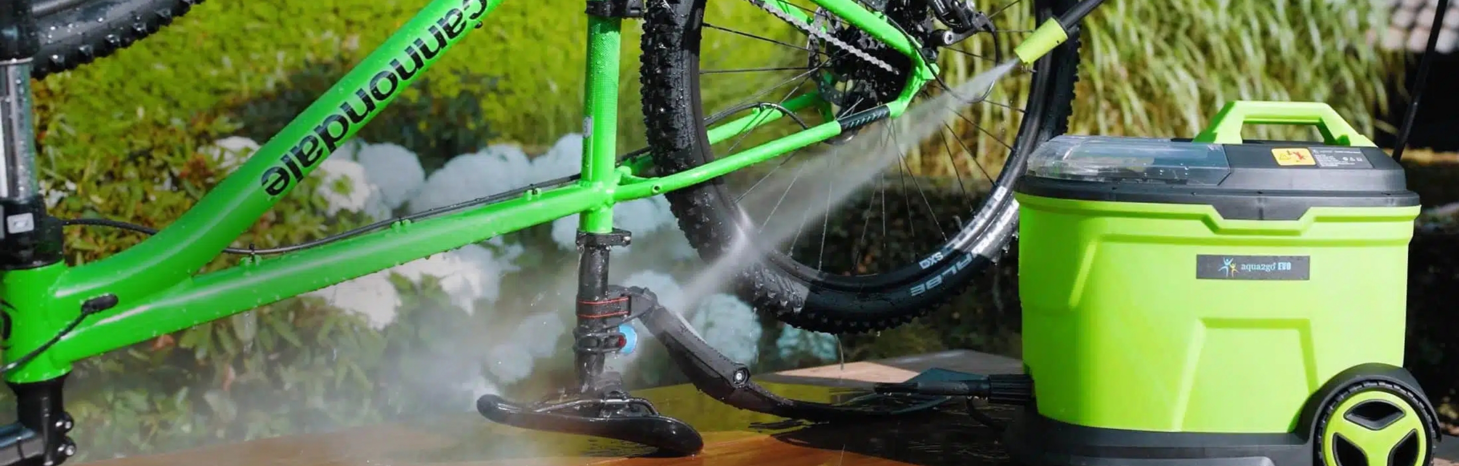Der mobile aqua2go EVO Hochdruckreiniger säubert ein Mountainbike mit kräftigem Wasserstrahl.