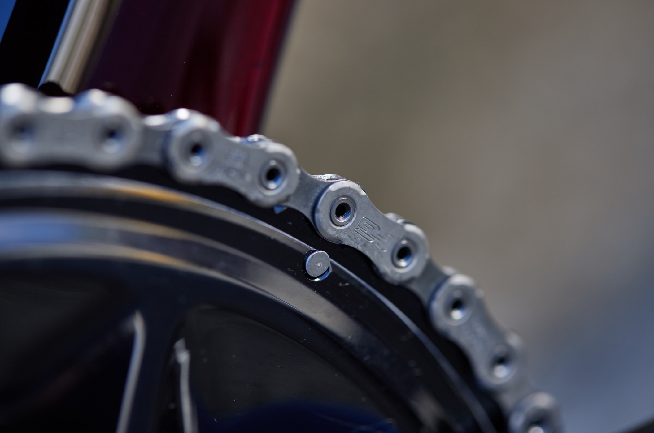 Detailansicht einer Fahrradkette und der einzelnen Ketenglieder von Shimano