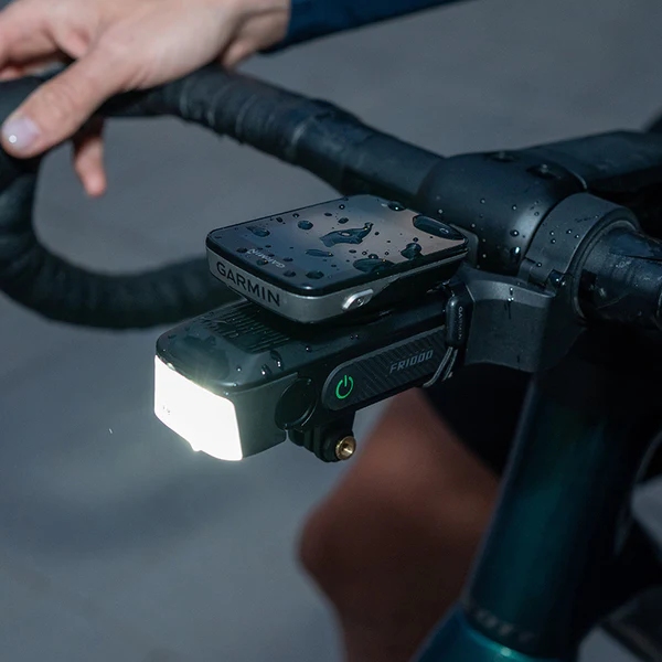 Éclairage avant Ravemen FR500 Noir avec support GPS intégré Garmin / Wahoo