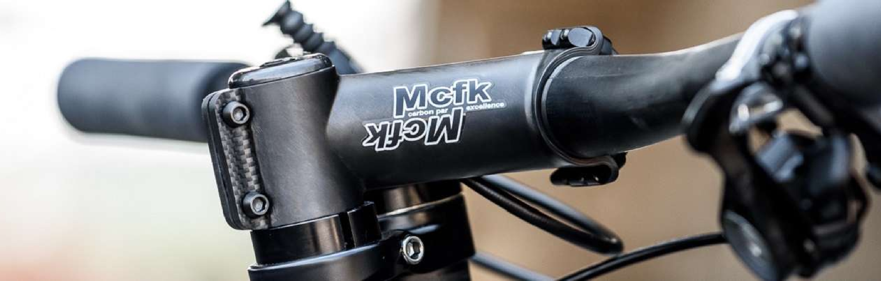 Potence et guidon de vélo Mcfk en carbone de haute qualité, idéal pour les vélos de performance.