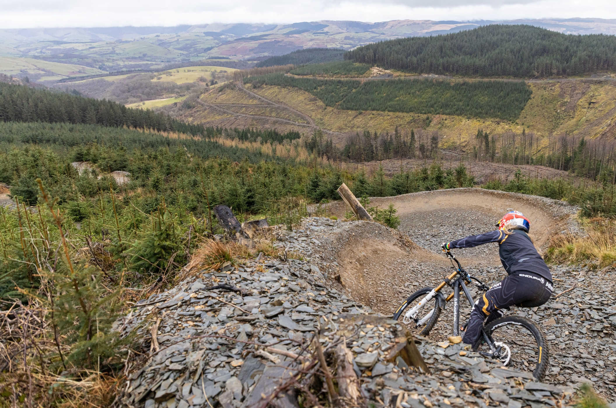 Opony Continental – Rowerowe doświadczenie marki od 1871 roku w Korbach Dynamiczny zjazd trailowy w naturalnym terenie z oponami Continental MTB w akcji.