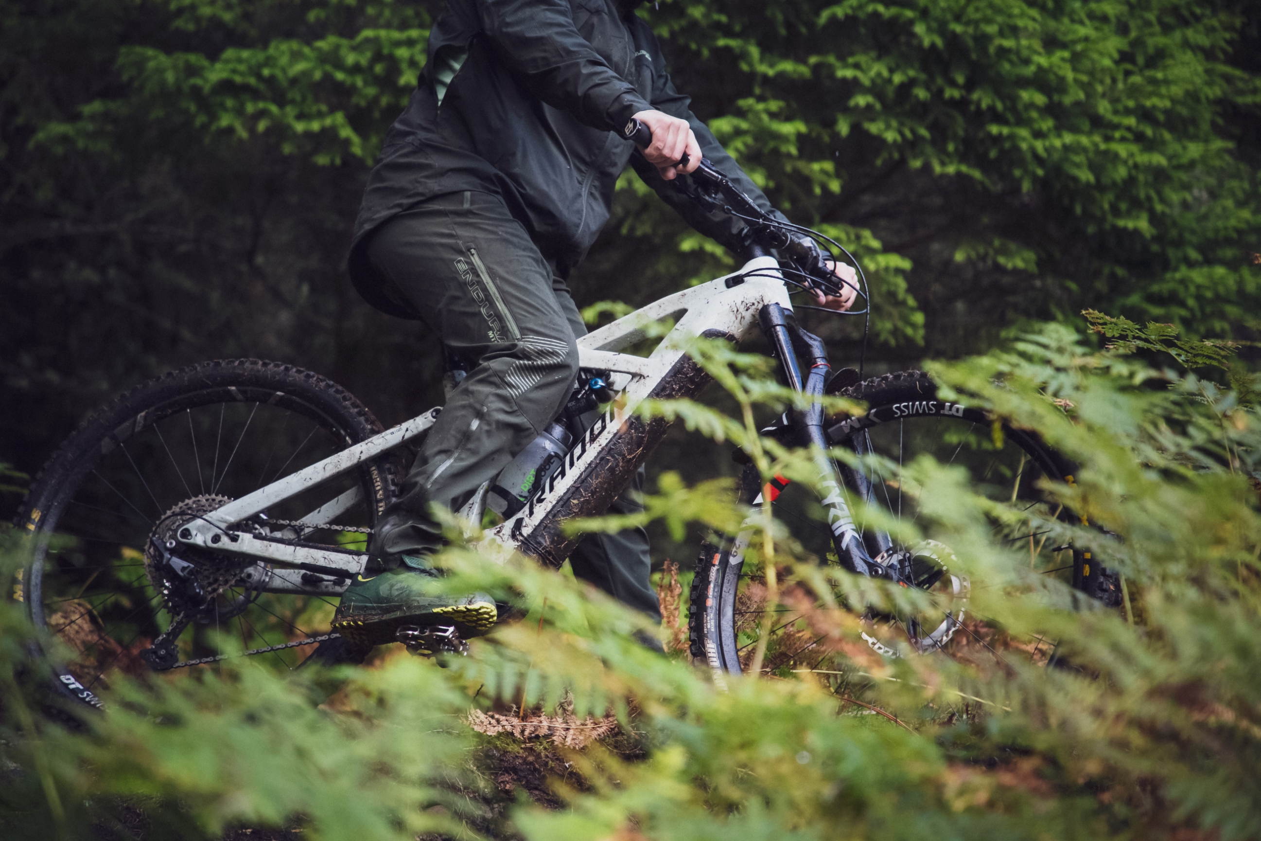 Mountainbike-Fahrer mit langer MTB-Hose für den Herbst von Endura