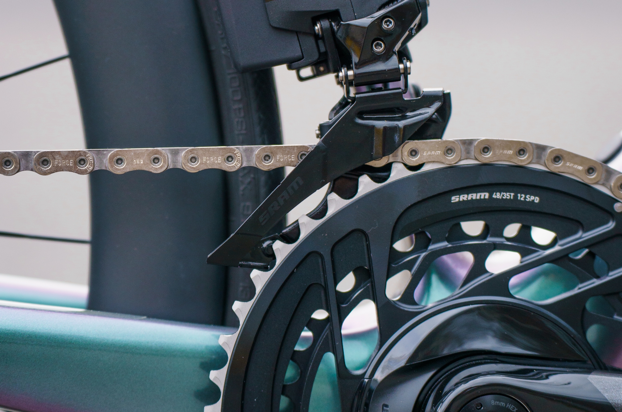 Detailansicht einer Fahrradkette von SRAM