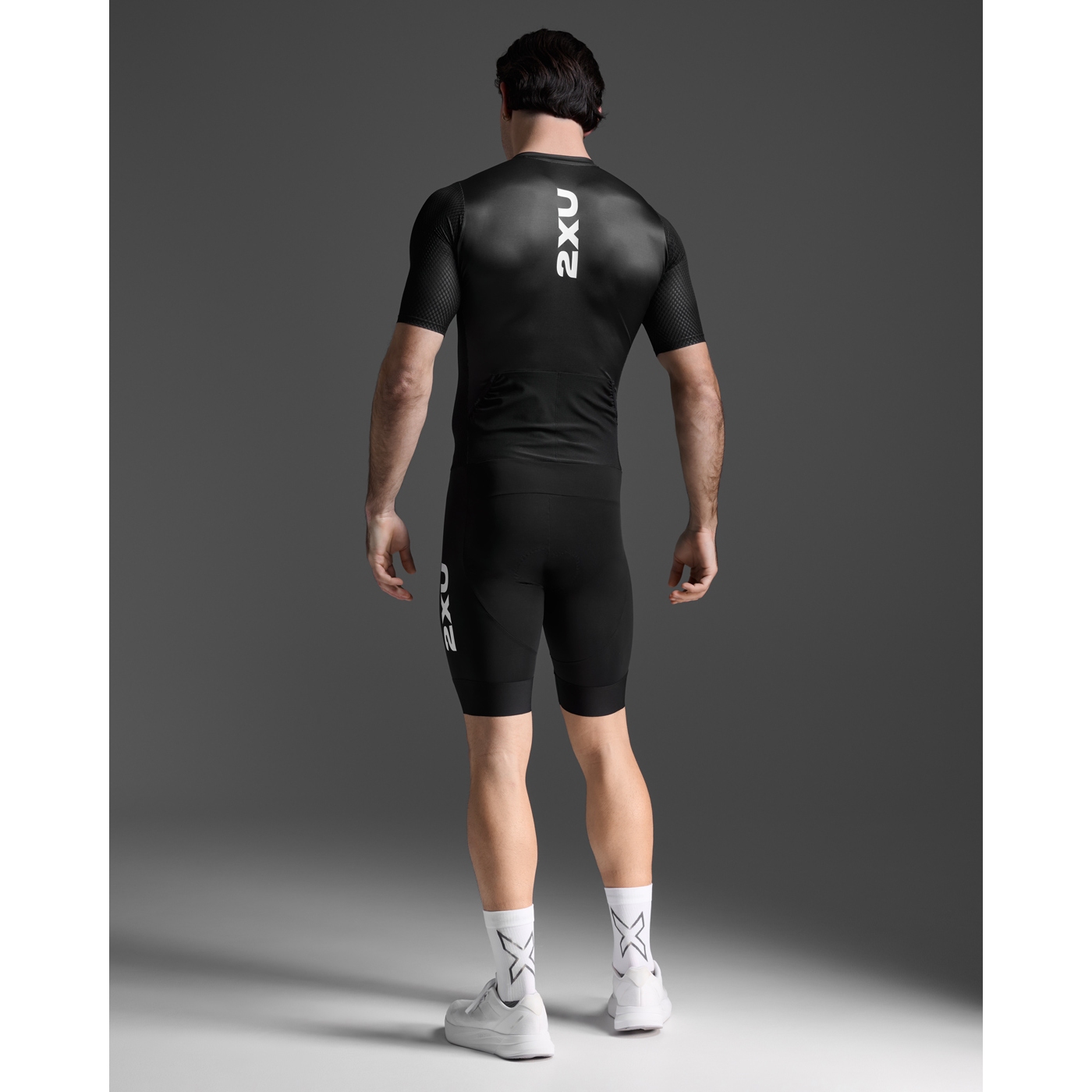 2XU Aero Hex Sleeved Trisuit Men - black/white | BIKE24