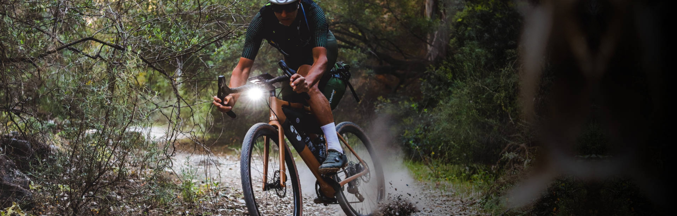 Persona sobre una bicicleta MTB por un sendero en el bosque con ruedas DUKE