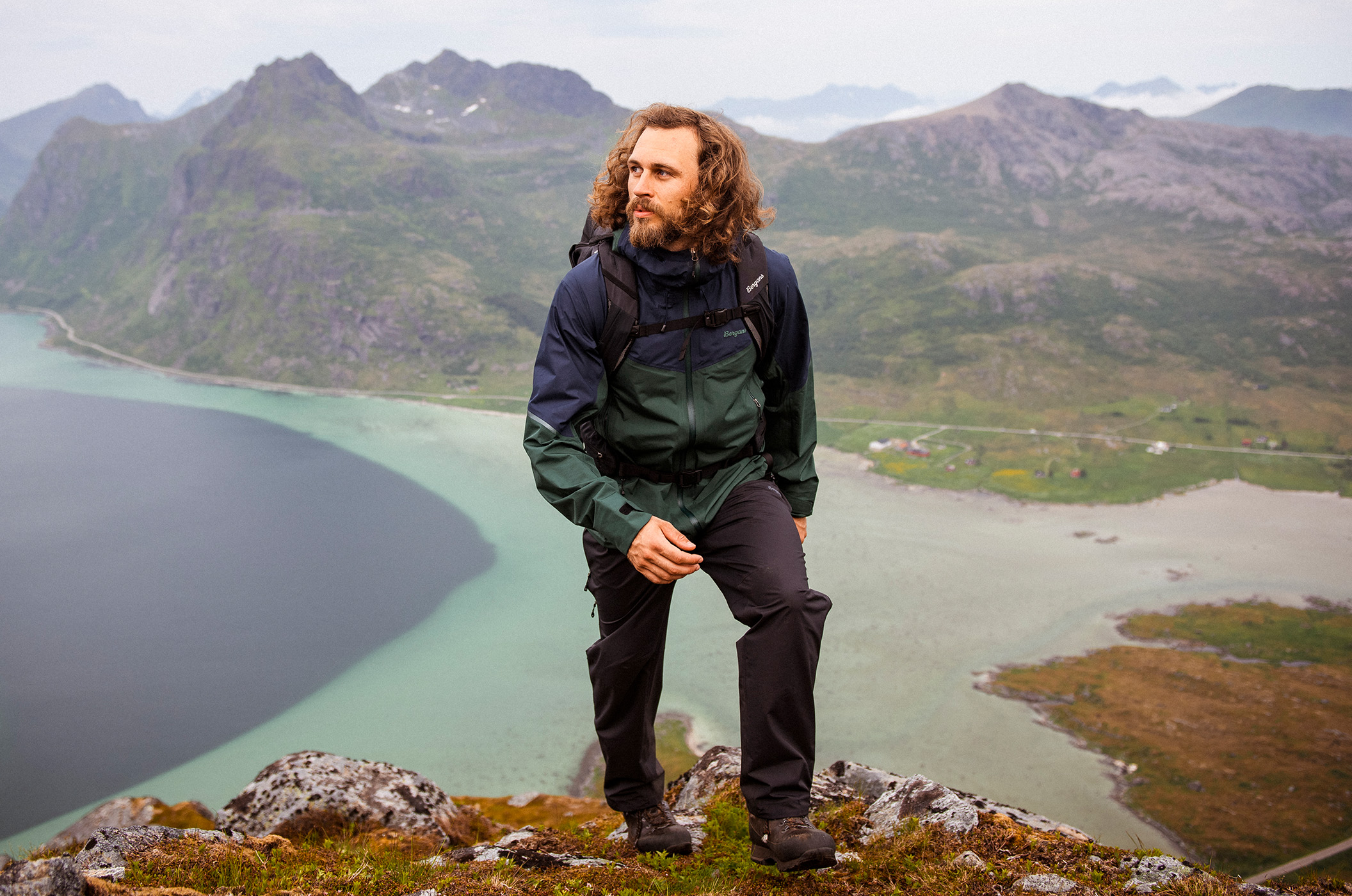 Mann beim Wandern im Regen mit einer Bergans Jacke