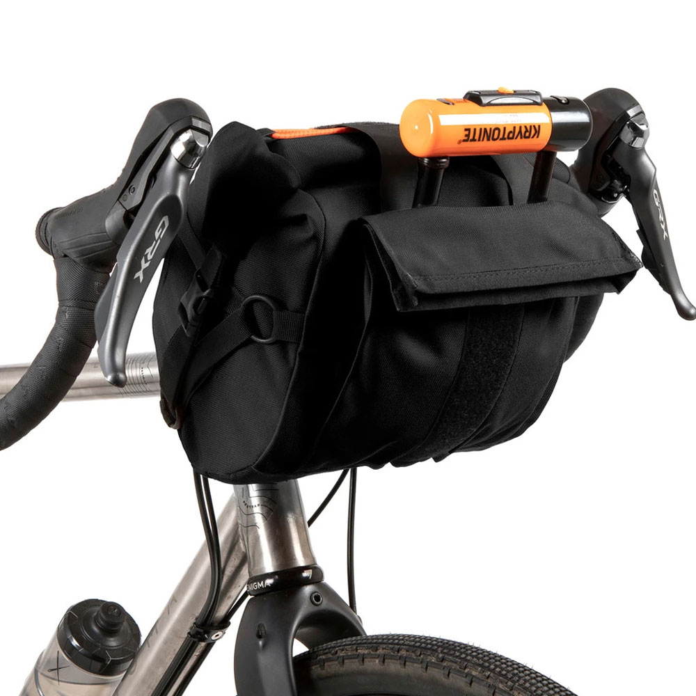 Bolsa Restrap mediana en color negro para cuadro de bicicleta