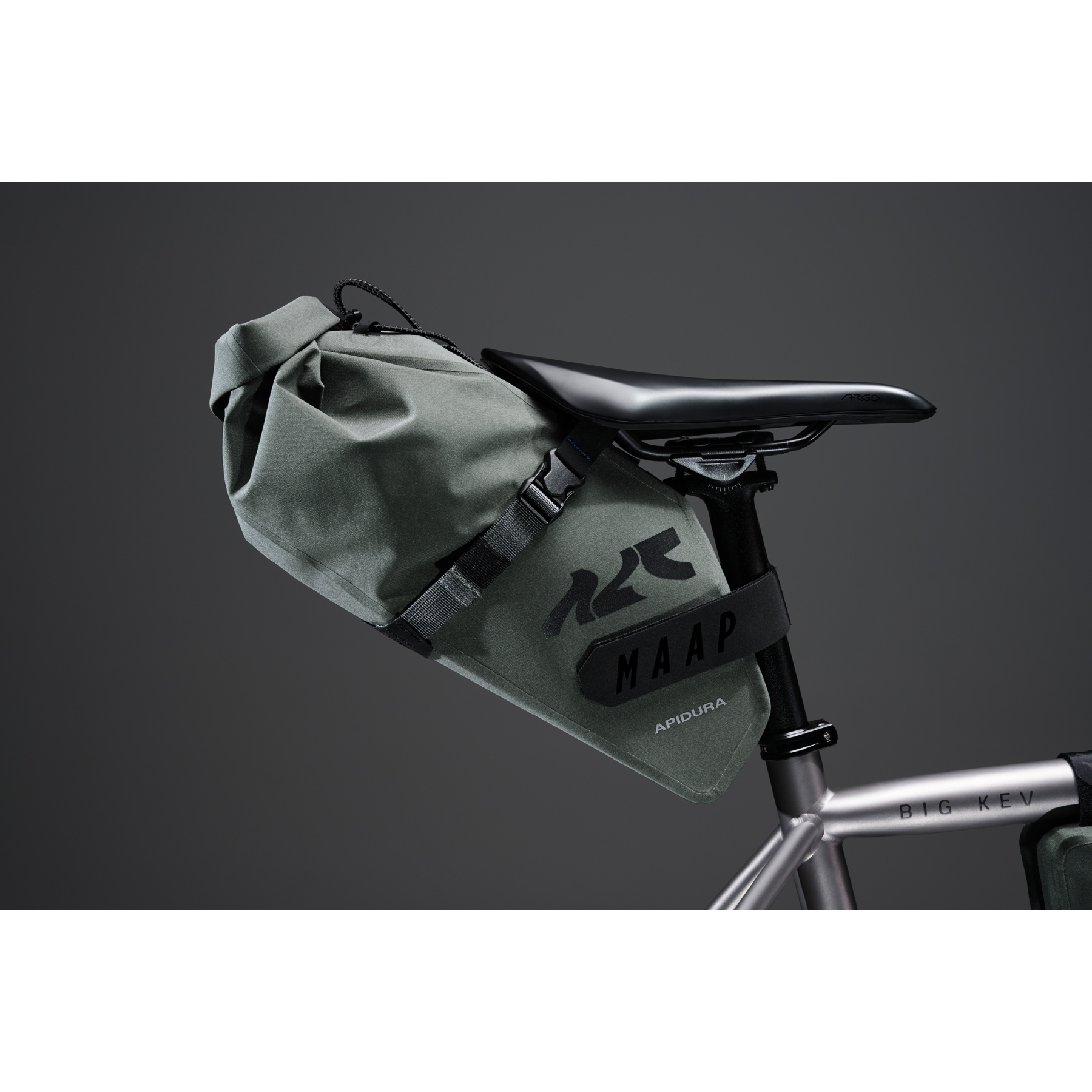  x Apidura サドルバッグ (7L) 旅するサドルバッグ。「Apiduraレーシングサドルパック」5L/7L