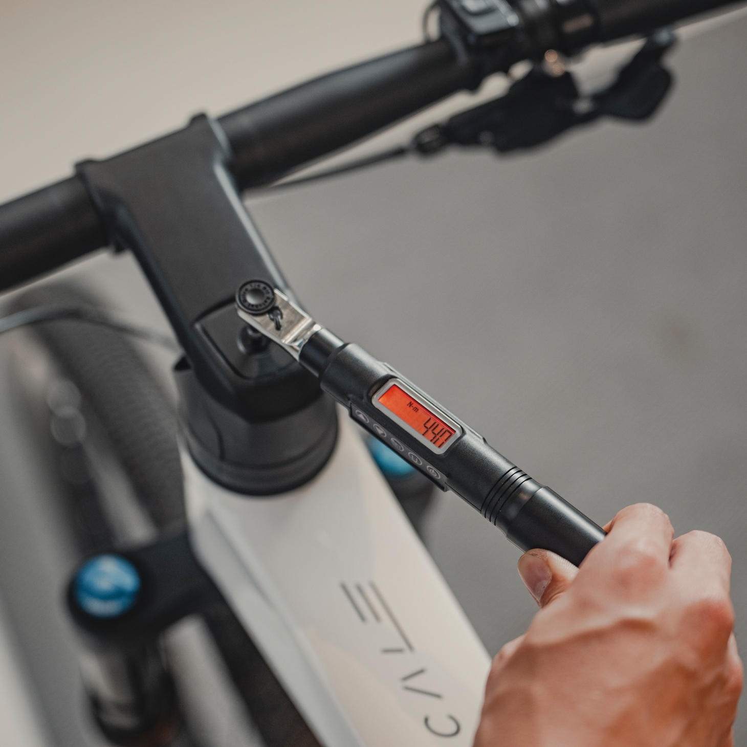 scott scale fahrradständer für RC 2016–2026, Höhenverstellbarer Fahrrad Kick Stand Bike Stand Aluminiumlegierung Rutschfester Fahrradständer,D : Nach diesem Video fährt Ivar Color::Black Gray