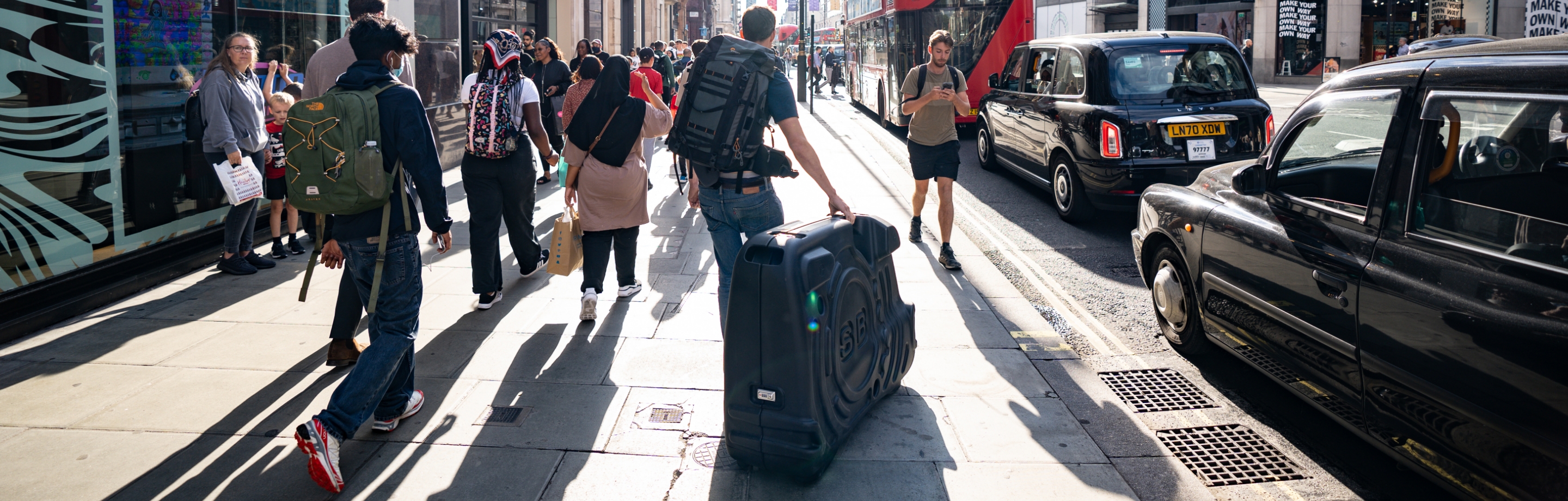 ShockBox Fahrradkoffer unterwegs durch die belebten Straßen Londons.