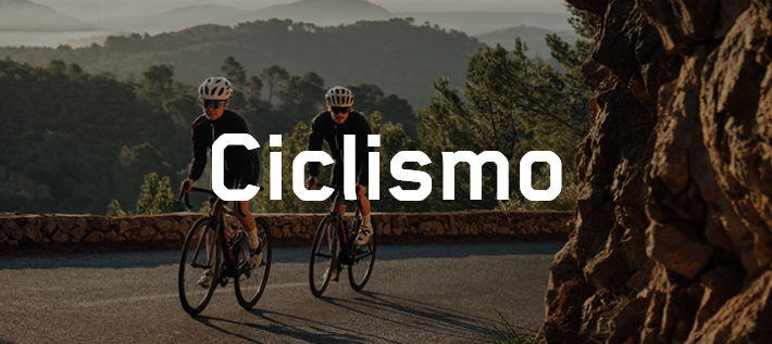 Ciclistas por la carretera.