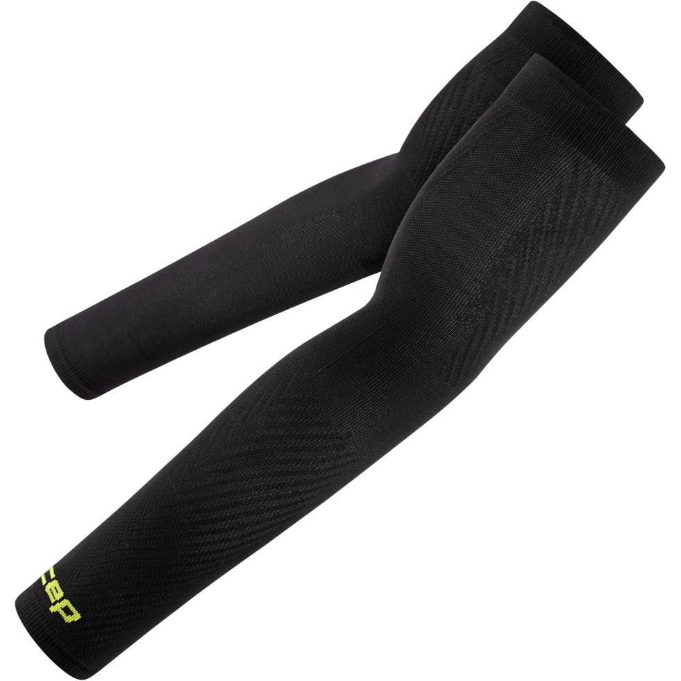 Picture of CEP Core Run Ultralight Short Arm Sleeves - black
