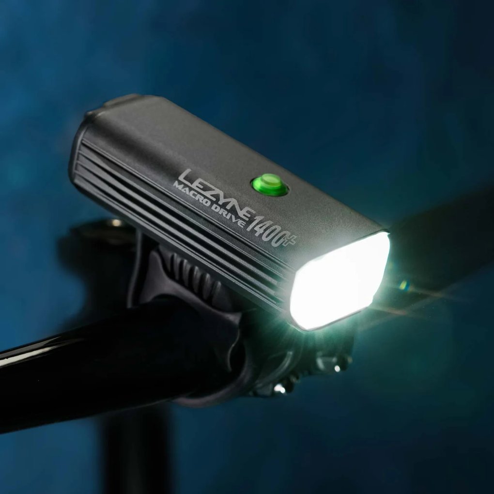 Lezyne Macro Drive 1400+ Loaded Kit Fietslamp Vooraan - satin