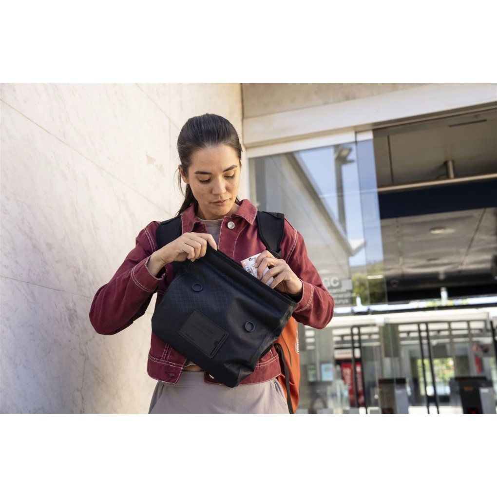 ORTLIEB Metrosphere Sling-Bag - 3L - black embossed | BIKE24