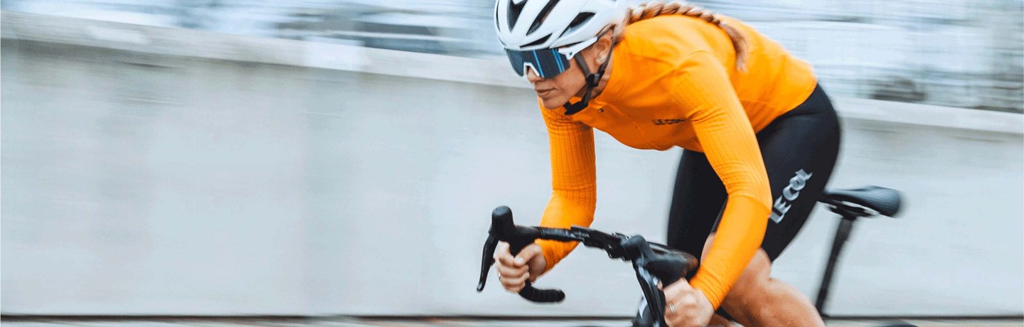 tenue cycliste femme maillots cyclisme design modèles ergonomiques