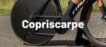 Ciclista con copriscarpe GripGrab