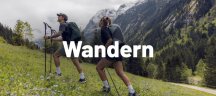 Osprey Rucksäcke: Perfekte Begleiter zum Wandern Mann und Frau beim Wandern über eine Bergwiese tragen Osprey Rucksäcke
