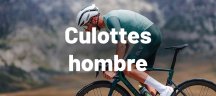 Hombre con ropa de ciclismo Alé de color verde en una bicicleta
