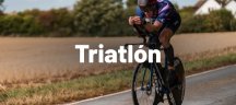 Persona en la carretera haciendo triatlón