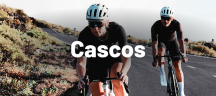 Fizik – Cascos de ciclismo Dos personas ciclistas en una carretera con cascos blancos