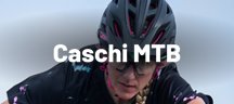 Persona in bici con casco MTB Giro