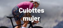 Mujer con maillot de ciclismo Alé colorido y maillots rosa en una bicicleta